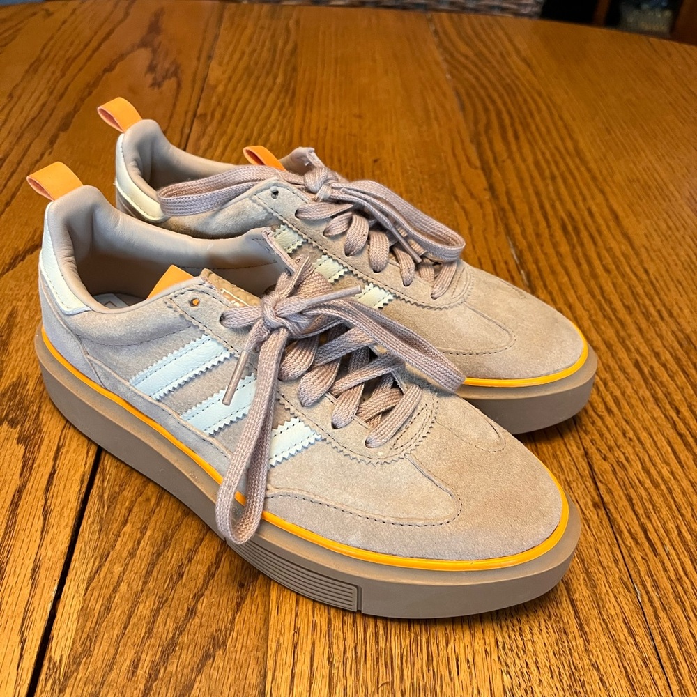 Adidas Super Sleek - Women’s 6 - NEW